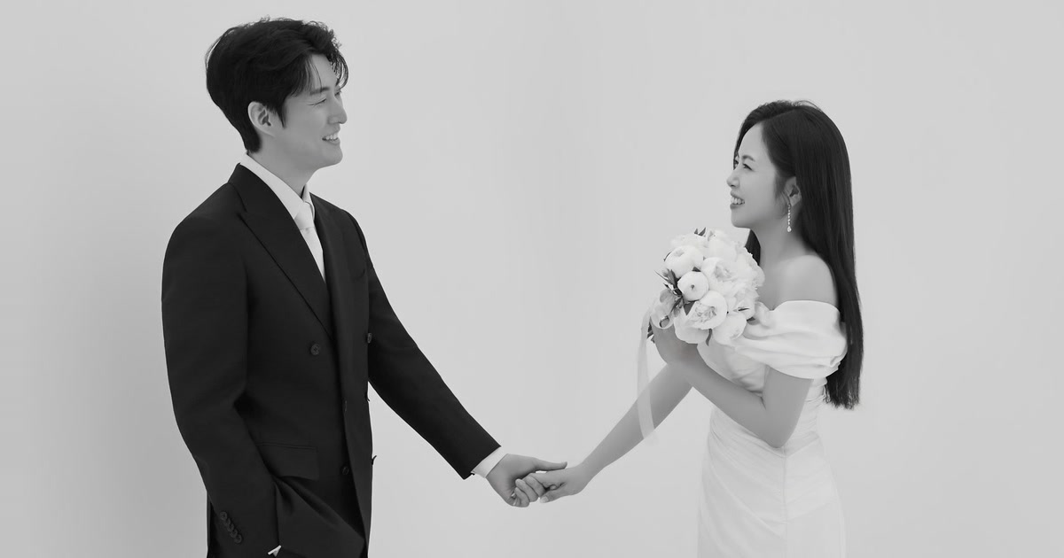 좌우 여백 없이 손을 잡고 마주 보며 웃는 박운용과 고은비